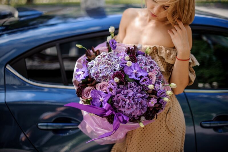 Pretty,Woman,In,Beige,Dress,Is,Holding,Beautiful,Bright,Bouquet