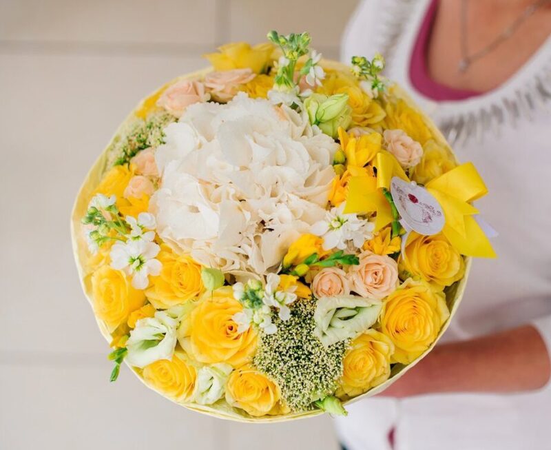 Beautiful,Bouquet,Of,Yellow,Flowers,In,Hands,The,Girl