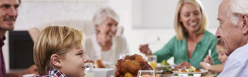 Großvater und Enkel beim Essen im Gespräch